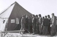 חיילים ממערב לתעלת סואץ עומדים בתור לפני אוהל הצבעה כדי להצביע בבחירות לכנסת השמינית. 