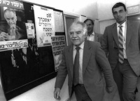 ראש הממשלה יצחק שמיר מציע בקלפי ביום הבחירות בתל-אביב 