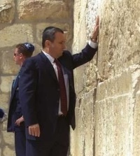 ראש הממשלה הנבחר אהוד ברק מבקר בכותל בירושלים לאחר ניצחונו בבחירות 