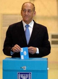 ראש הממשלה אהוד אולמרט מצביע בירושלים. 