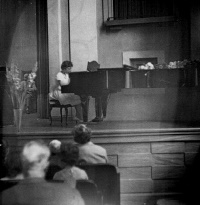  רחל גלעין מנגנת ברסיטל לפסנתר 
